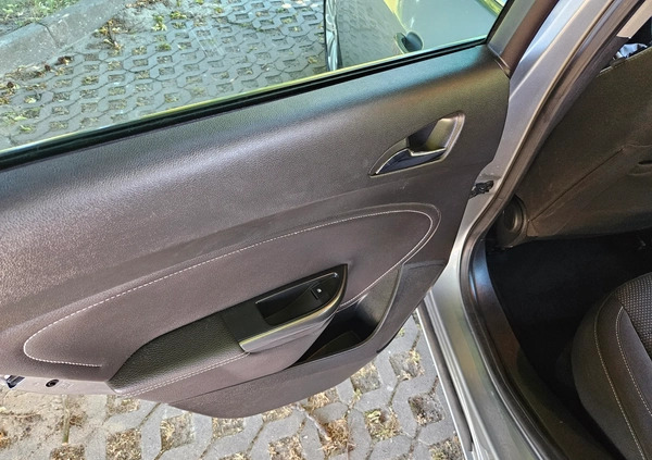 Opel Astra cena 25900 przebieg: 222000, rok produkcji 2012 z Zakroczym małe 562